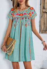 Mehrfarbiges Kleid mit Blumenmuster im Boho-Stil